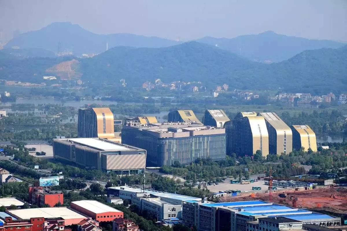 新濟南人小李 110個建筑界的“金酸莓獎”，國家發(fā)改委：嚴(yán)禁建設(shè)“丑陋建筑”