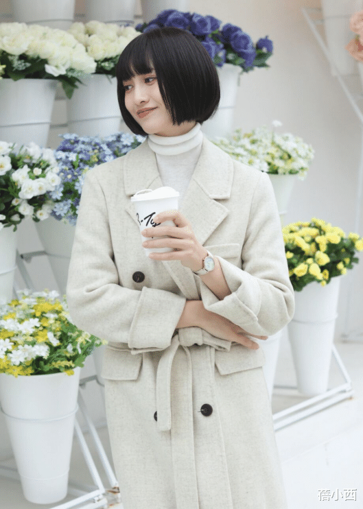 红薯 短发女孩别装嫩了，试试“大女人风”大衣look，让你又飒又美！