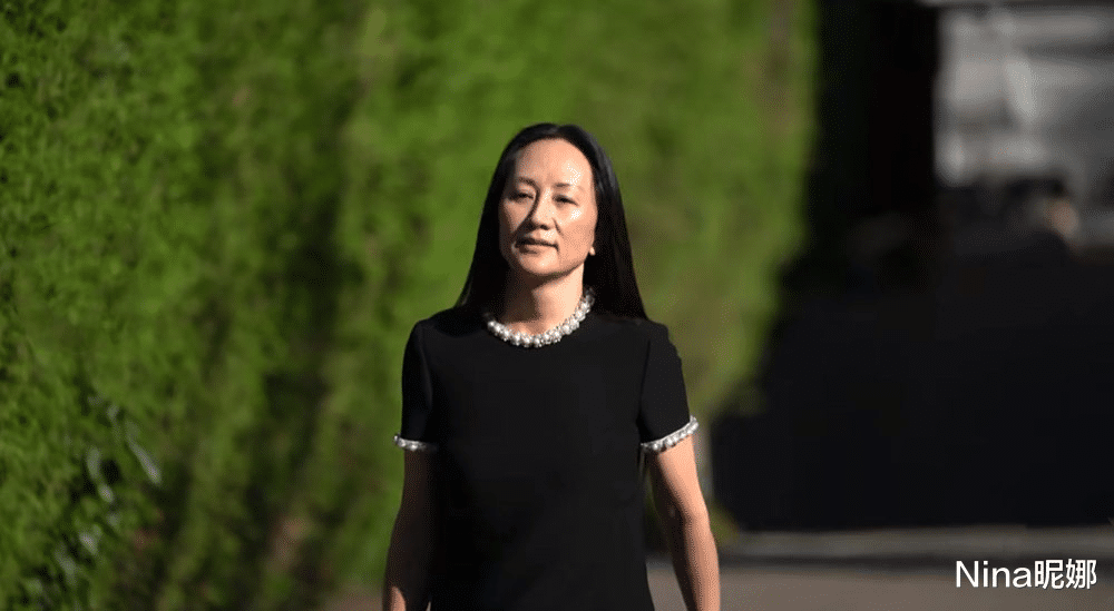 Nina昵娜|孟晚舟高挑力挺国货备受瞩目，穿百元鞋配短裙迈八字腿，健步如飞精神好