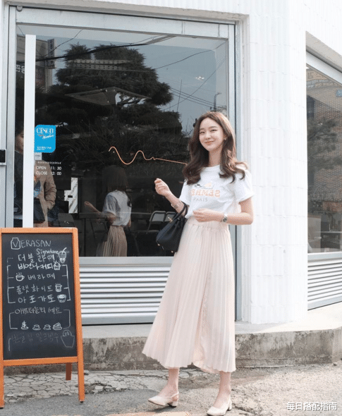 每日搭配指南|夏天显白色系来啦！选择这些颜色的上衣，肤色至少增亮好几度