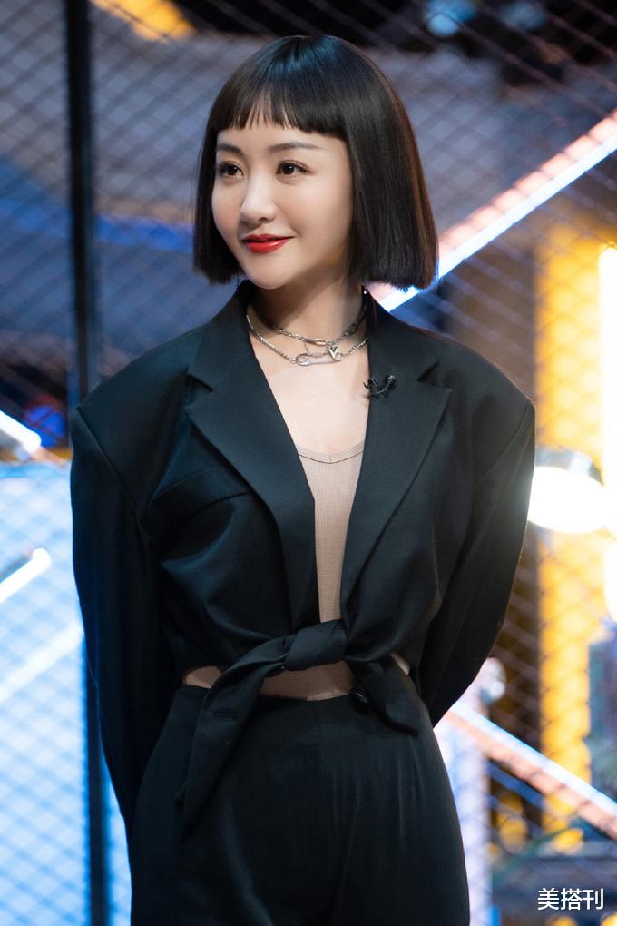 发型|杨蓉《明侦》最新造型，黑西装配齐刘海酷帅霸气，39岁又攻又欲