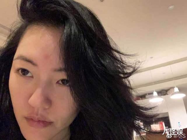 小S|小S晒怼脸拍，自夸头发乌黑亮丽，还爆料自己曾17天不洗头