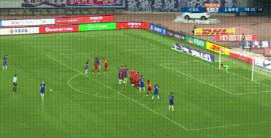 点球|点球漏判+超时任意球！外援怒吼裁判+踢翻物料箱！沪媒有话说！