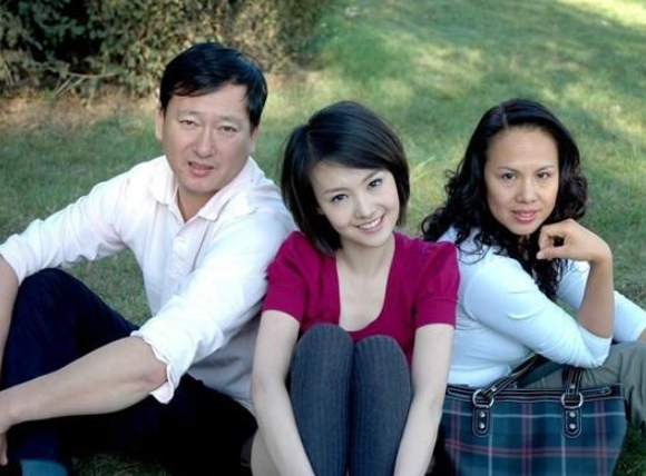 郑爽|看到母亲刘艳的所作所为，我终于理解郑爽为什么要做代孕了！