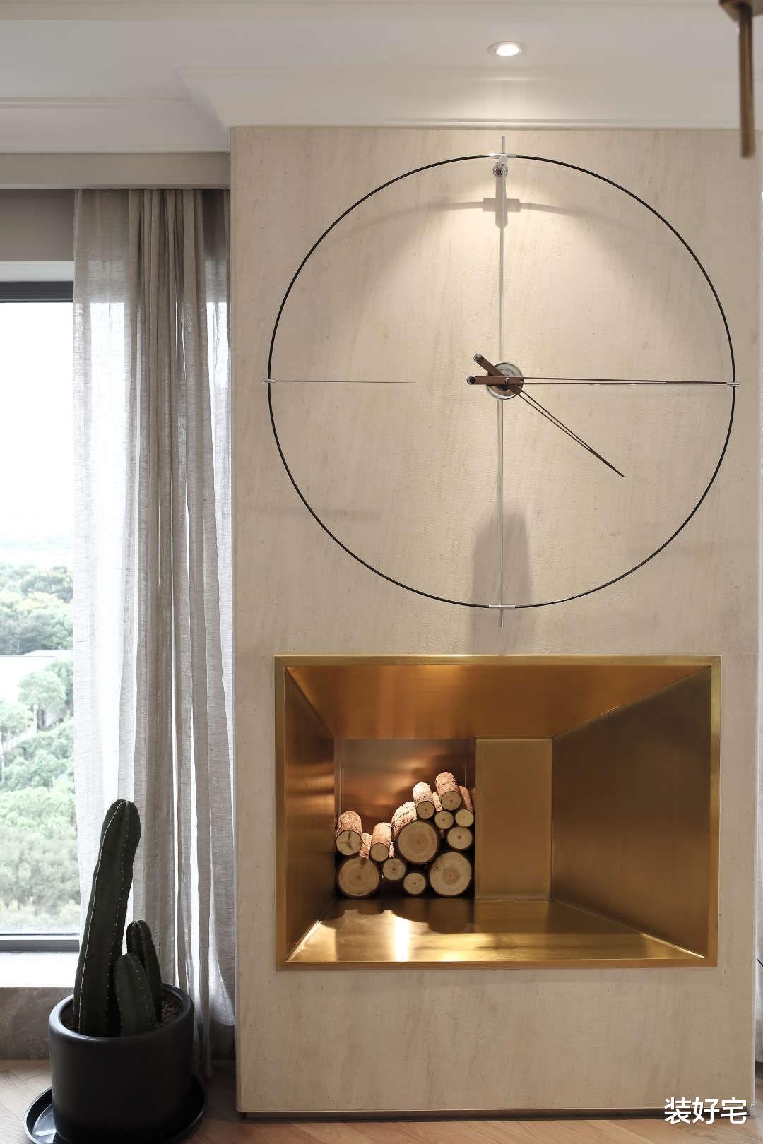 |白色空间搭配黑色线条，配上轻奢的黄铜元素，这个三居室并不简单