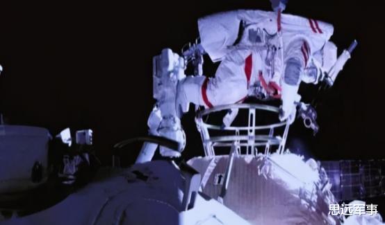 恐龙|宇航员7小时太空行走，中国走出新姿态？美国急眼：太不可思议