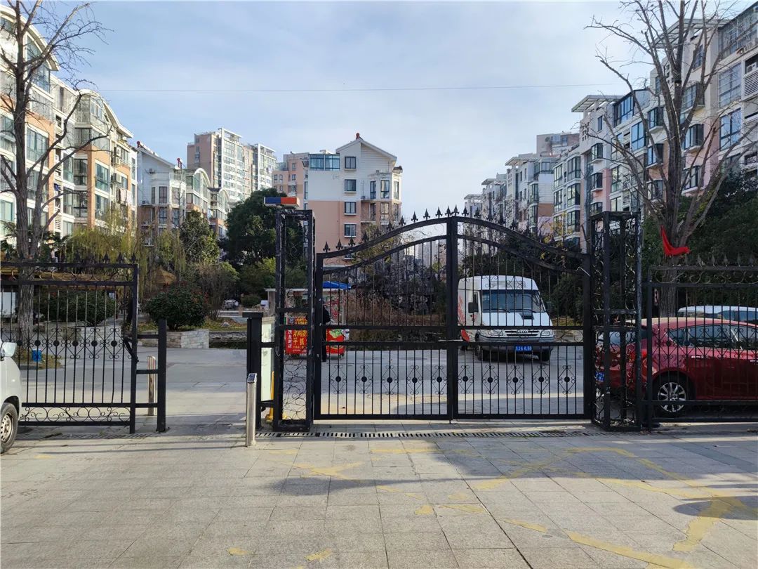 别墅|欲哭无泪，配套一样，这家小区却比对面低2600元/㎡