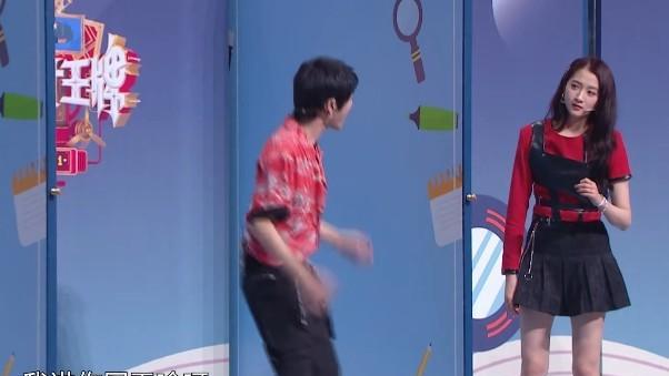 关晓彤|关晓彤面对着宋亚轩蹲下，却忘了穿的是短裙，男方的反应暴露素质