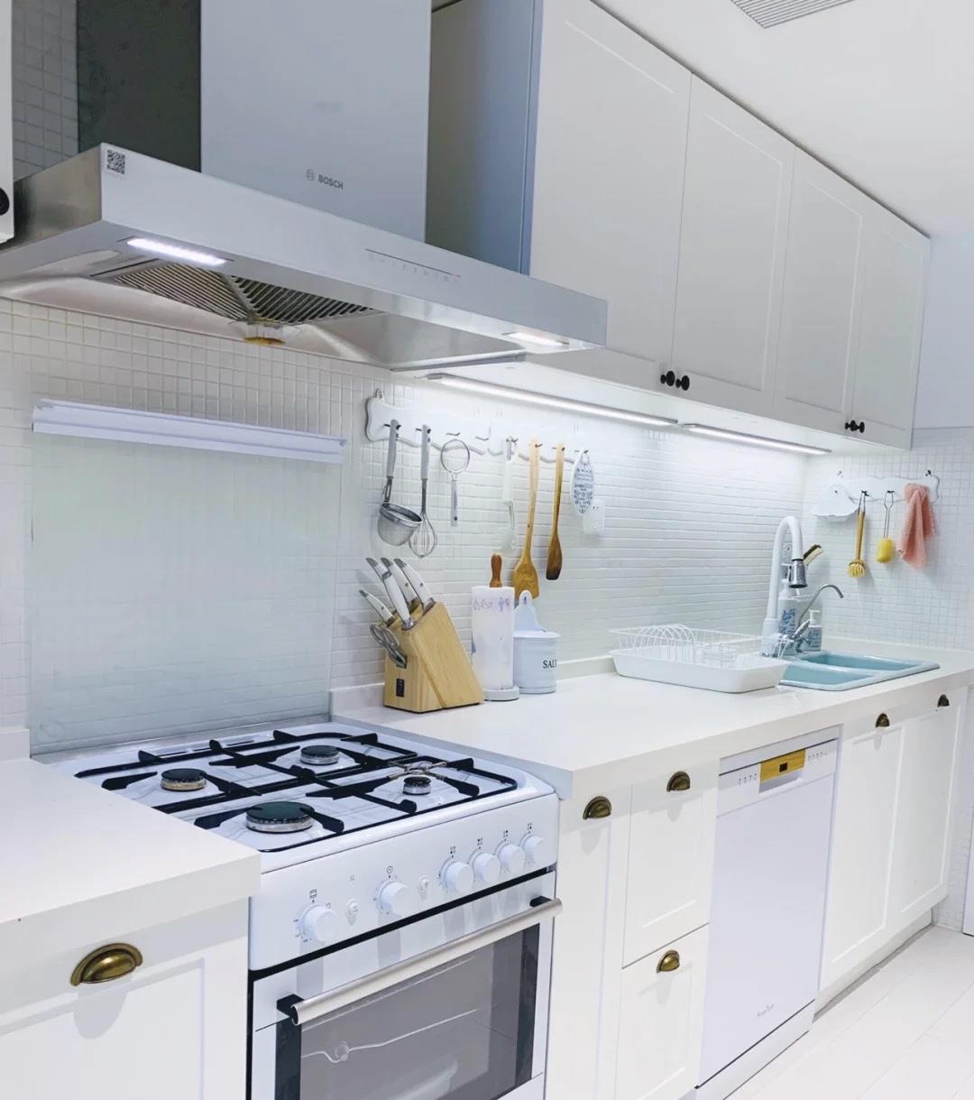 参观了这个家,才明白什么叫高雅,全屋大白墙,竞没有一丝的俗气