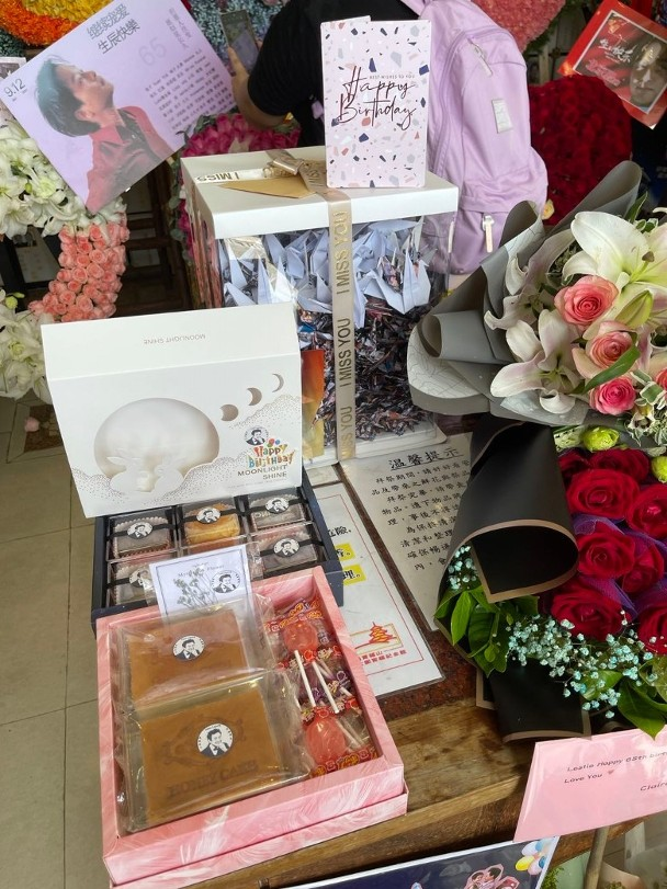 易烊千玺|张国荣65岁冥寿，经纪人现身打点一片花海，梁朝伟唐鹤德二度发文怀念