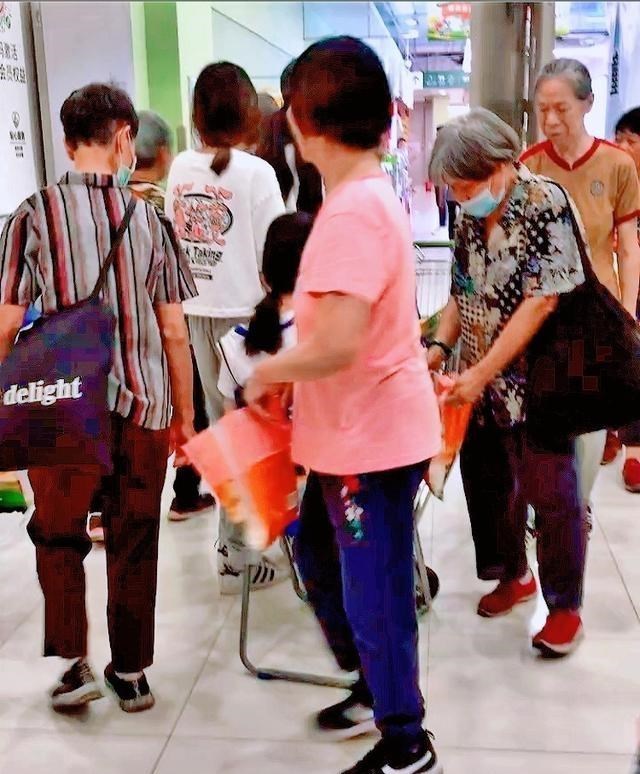 贯丹萱 超市搞活动免费发米，广东大妈循环转圈领取，大妈还是你大妈！