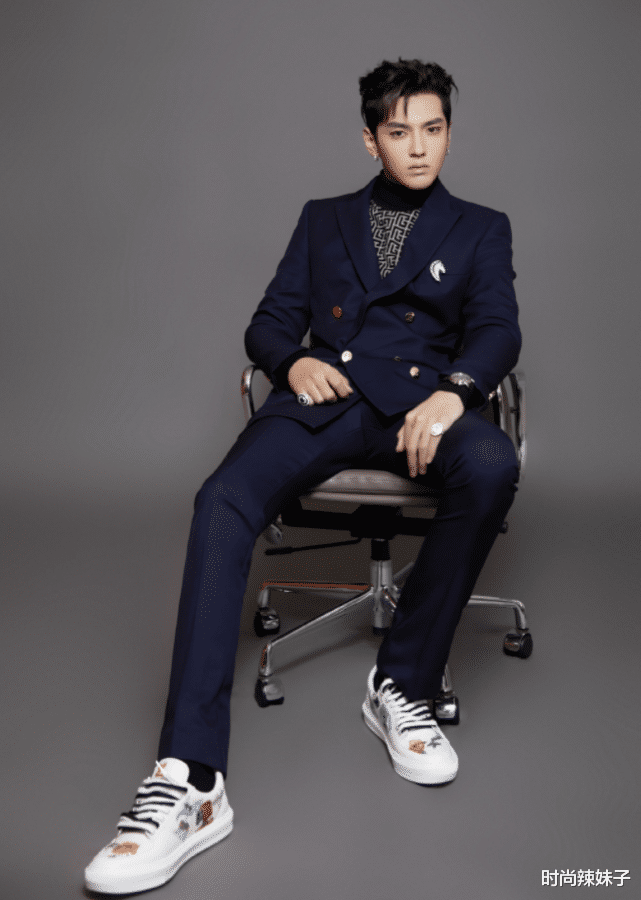 吴亦凡|吴亦凡的“直男坐”火了，双腿呈倒L型，普通人模仿不来