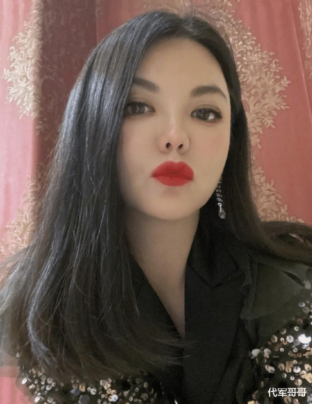 艾尚真|45岁李湘近照胖出新高度，浑身赘肉身材大变样，网友：吃得太好？