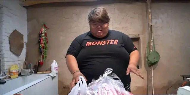 粉色 600斤吃播遇难题，医生的建议进退两难，家人的做法让网友不理解