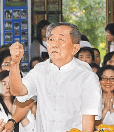 刘德华|梁朝伟认他做干爹，刘德华是他的关门弟子，连大佬向华强都对他毕恭毕敬