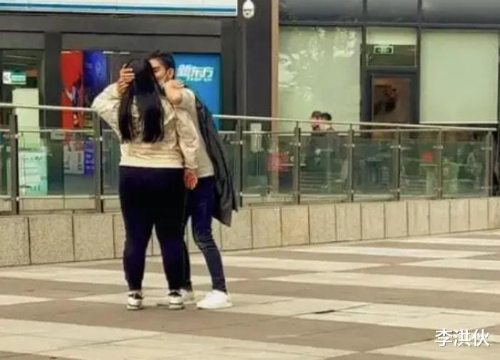 因发际线走红的小吴,被偶遇和女友逛街当众亲热,曾因黑料退网