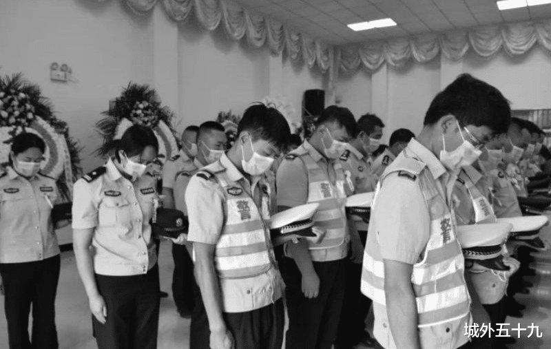 城外五十九 云南牺牲辅警的母亲想坐一次儿子的警车，她为什么会提这个要求？