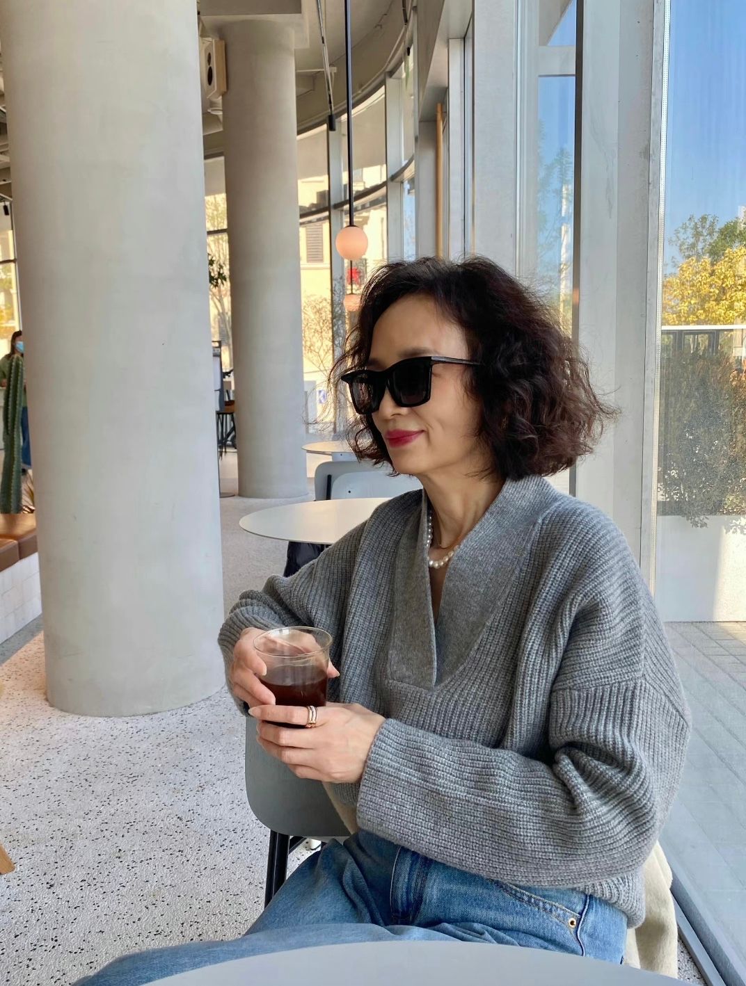 潮帮先生 三木妈妈不戴帽子也好美，基础款就能穿出高级感，58岁气质太出众