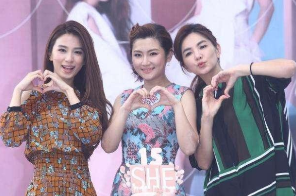 碟中谍7|田馥甄素颜外出健身，身披长外套飘仙气，司机为其撑伞送进健身房