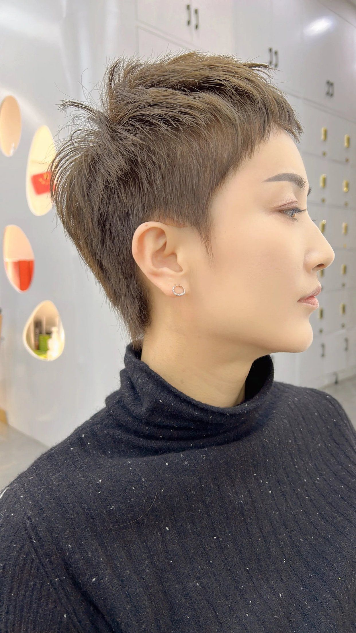 染发 当下什么女发比较火？半扎烫发头锁骨发还有特色染发，就是不一样