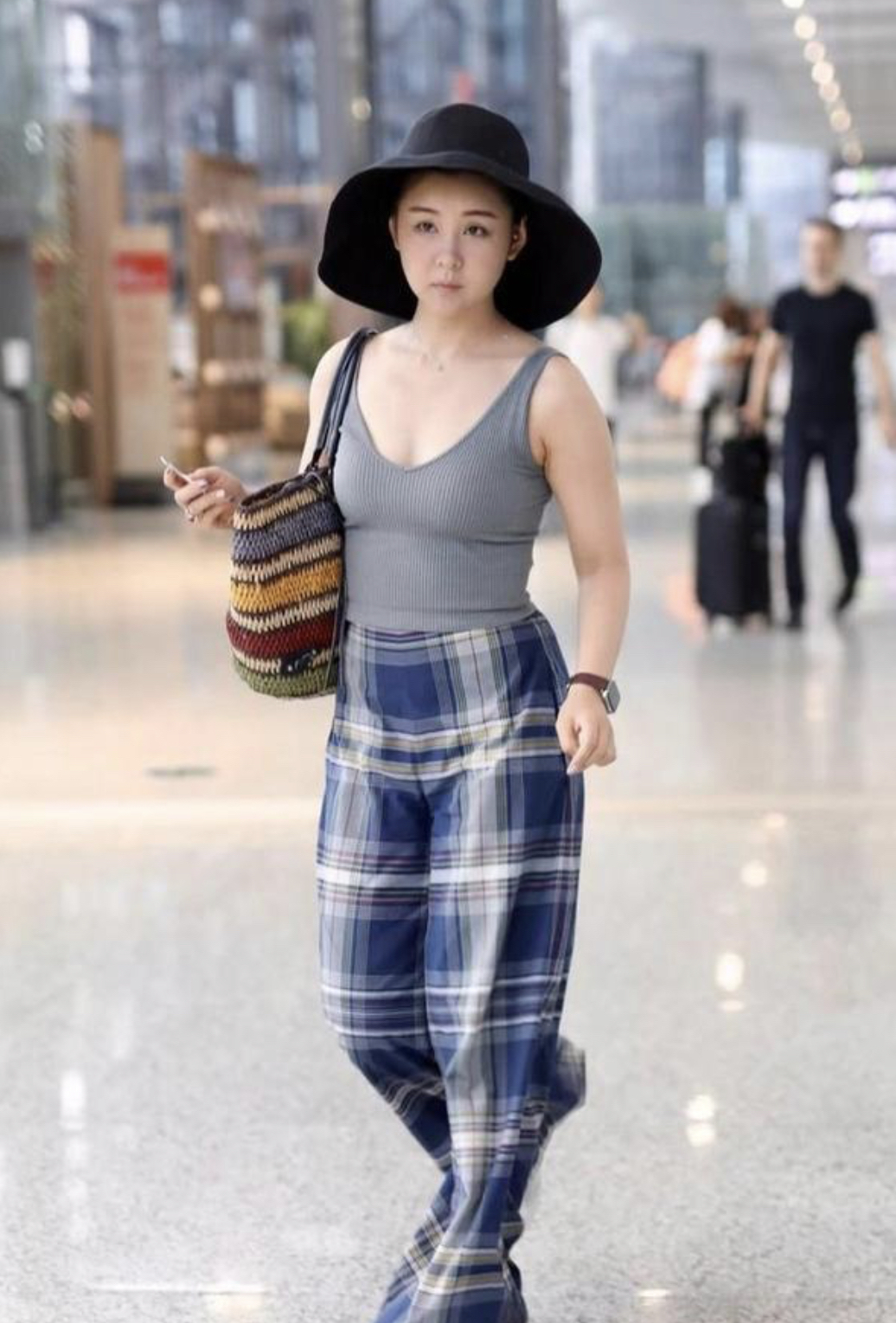 闲鱼有话说|李小萌真随意，穿小背心配格纹“睡裤”就走机场，看上去显胖不少