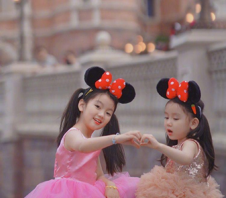 阿拉蕾|9岁阿拉蕾晒近照,和妹妹一起拍照很可爱,姐妹们好像共用一张脸