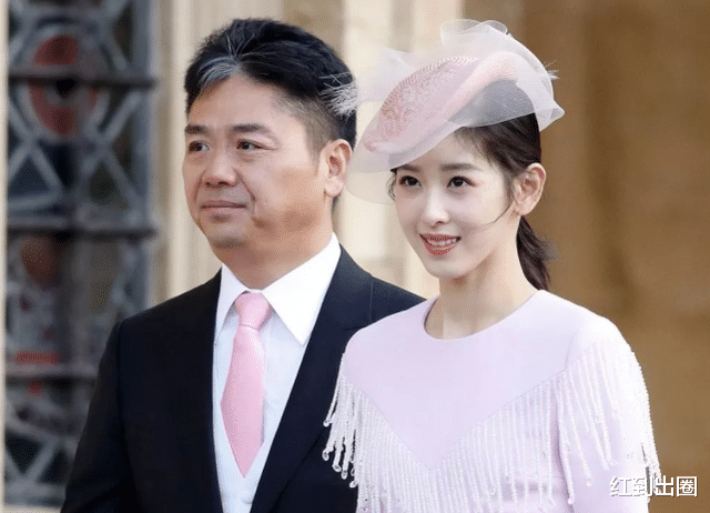 章泽天|章泽天晒老公视角下素颜照,手捧鲜花一脸甜笑,一天连开五个会