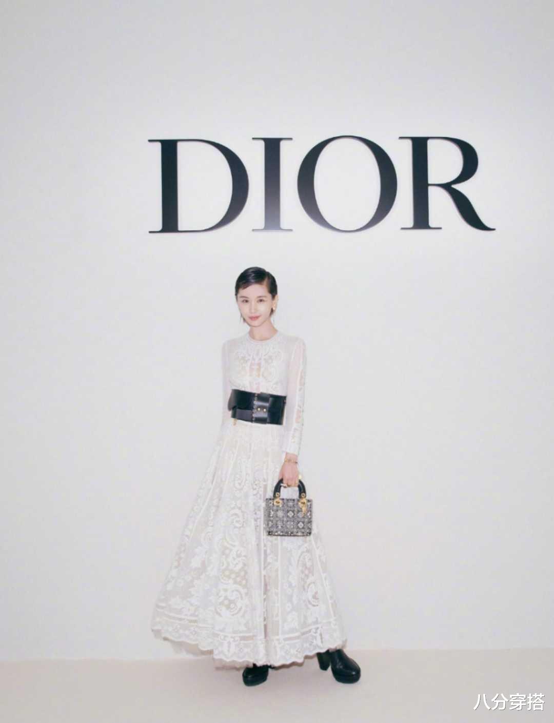 八分穿搭|159cm王子文太懂显高穿搭,白色连衣裙配宽腰带,高级显瘦有气场