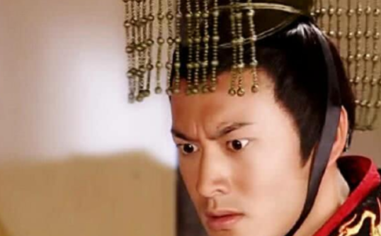 |明星红毯“尬历史”，有人奇装异服，有人肚兜装，有人杀马特风格