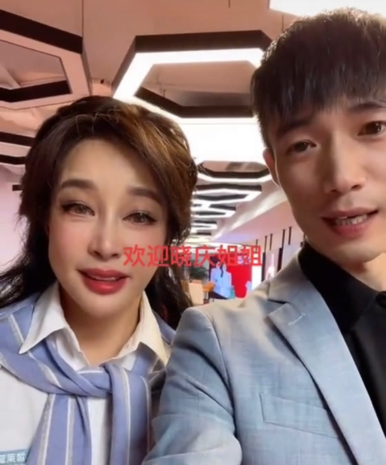 刘晓庆|68岁刘晓庆和鲜肉合影，大眼睛皮肤光滑紧致没皱纹：看她剧长大的