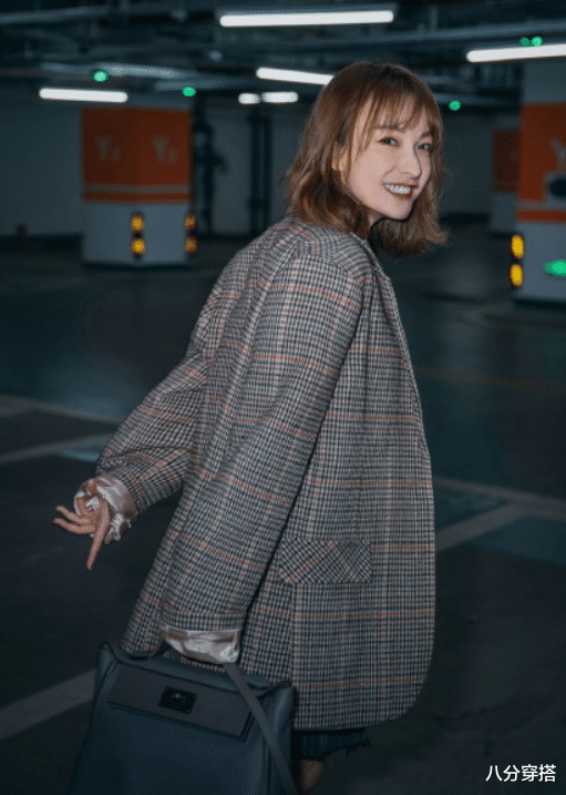 八分穿搭|吴昕这次穿对了，格纹西装配牛仔半身裙利落时髦，又美又飒真惹眼