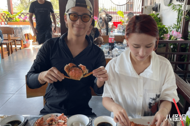 窦骁|窦骁何超莲挽手逛街买零食，温柔提醒女友戴口罩，恩爱十足