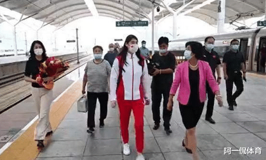 全运会|排面!张雨霏携6金3银荣归故里,女市长高铁站迎接上来就是熊抱