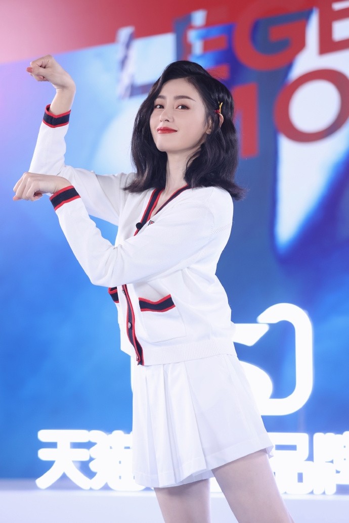 八只爪的猫|张天爱真会视觉转移,穿百褶裙扮校花腿长抢镜,连胯宽都被忽略了