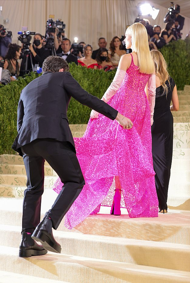 贝克汉姆|贝嫂大儿子和未婚妻红毯热吻!妮可拉穿粉裙好美,大布还穿增高鞋