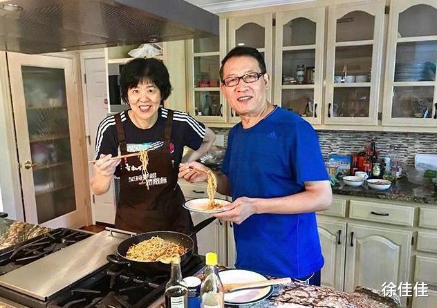 郎平|郎平美国生活惬意！与女儿庆祝61岁生日，国内外3套豪宅曝光