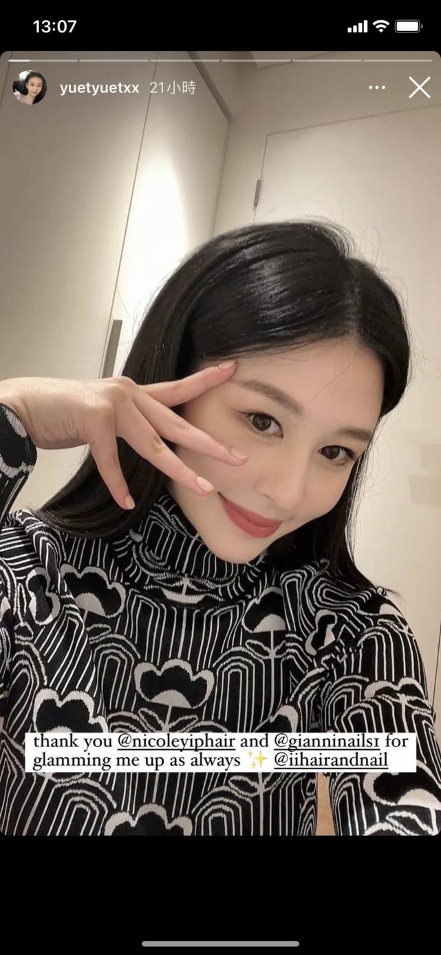 沈月|沈月完美还原妈咪邱淑贞最美外貌，性感粉红少女裙引网民尖叫