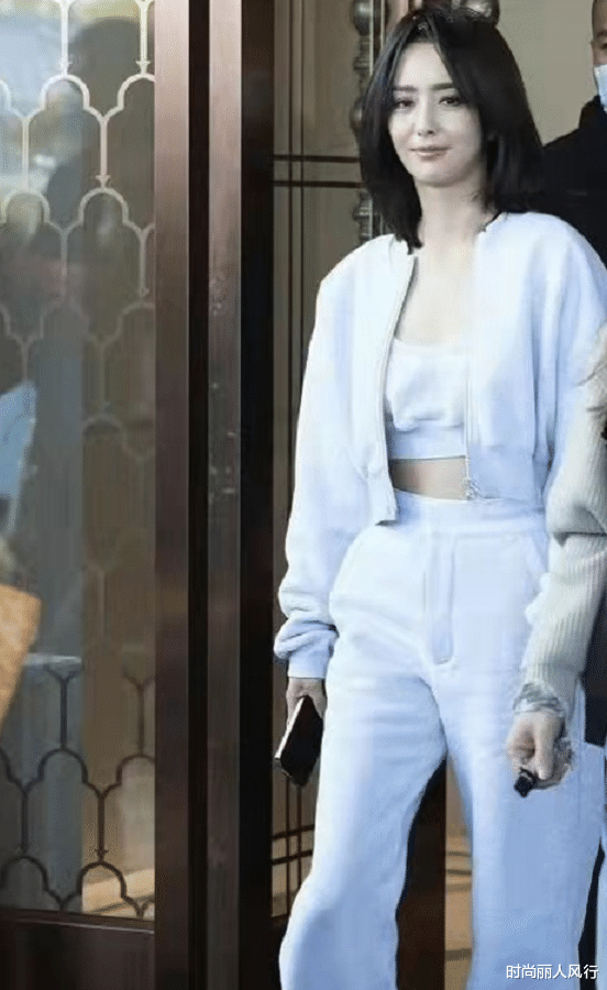 佟丽娅|佟丽娅这次“装嫩”终于顺眼了！穿女团装没翻车，剪短发太年轻