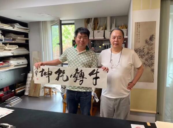 张铁林|64岁张铁林出席活动，怒怼主持人不做功课，室内抽雪茄吞云吐雾