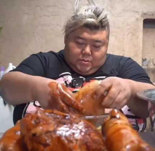 心脏 知情人曝胖侯仔近况：因心脏多次骤停住院治疗，太胖没病号服可穿