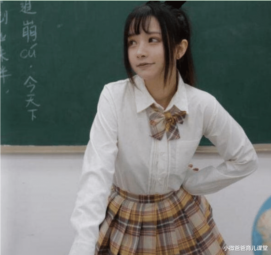 小微爸爸育儿课堂|家长会上教师因衣服印花,遭高学历家长指责,老师:我太难了