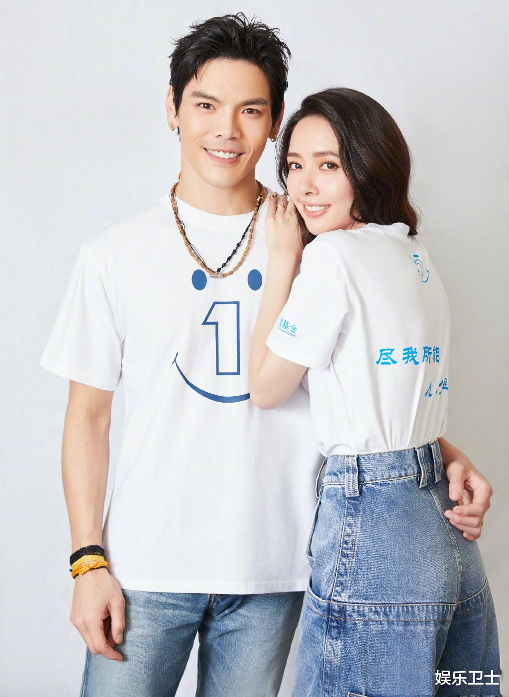 向佐|向佐一家饭后散步，郭碧婷光脚走路老公举动好暖，向华强抱孙女变慈祥爷爷