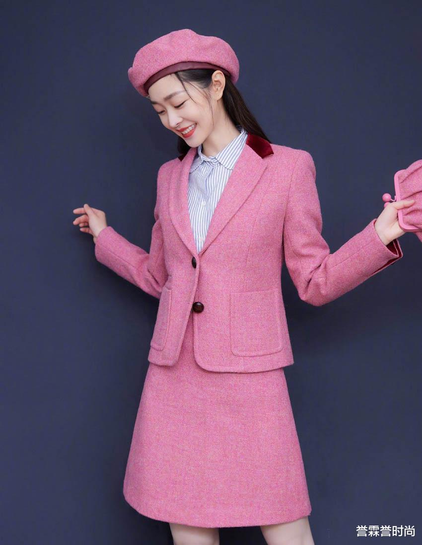 誉霖誉时尚 宋轶这款造型靓了！穿粉色带粉色，发型弄成“逗号”刘海还挺甜美