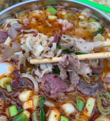 河南这家馆子,15元一碗全是肉,装修破旧卫生差,客人也赞不绝口