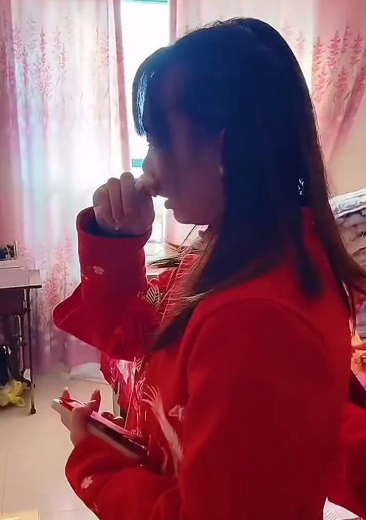 远嫁新娘在新郎门外站1小时,大冷天冻发抖,网友心疼:别结婚了