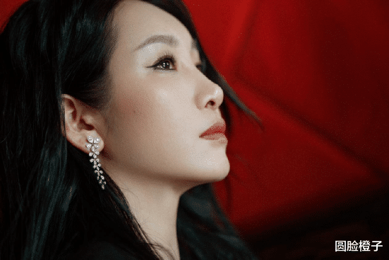 穿衣搭配|秦海璐气质越来越好了!穿V领黑色西装,镜头下皮肤看不见毛孔