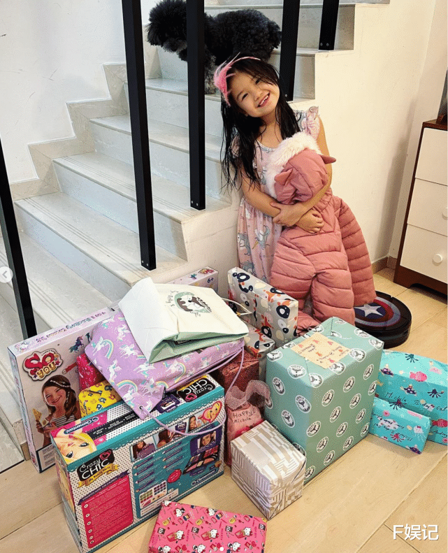 高秉烛|钟丽淇一家四口去主题乐园游玩为患罕见基因病的大女儿庆生