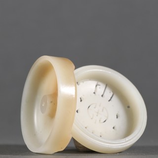 |旧藏 和田玉镂空雕寿纹盖盒。