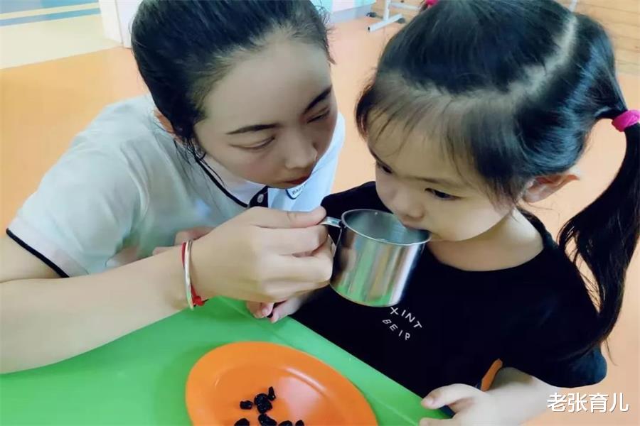 老张育儿|接孩子放学，父母要注意方式方法，别让老师“讨厌你”