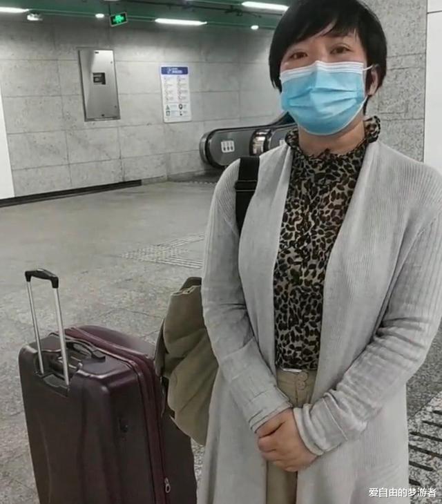 爱自由的梦游者 上海女子行李箱卡地铁下水道,工作人员不慎掰断轮子,遭女子索赔
